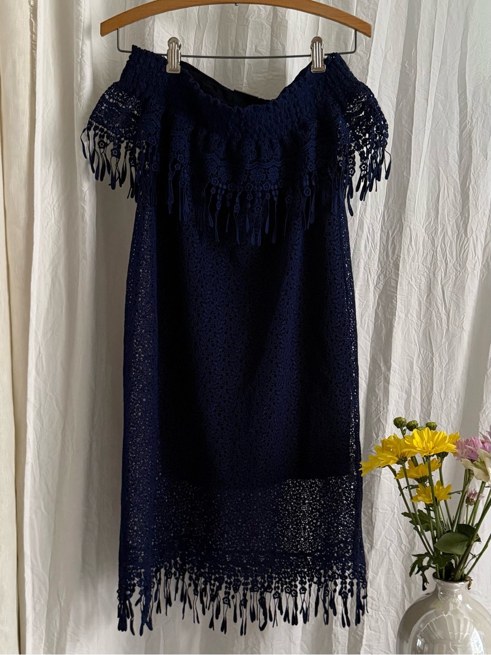NWT Elie Tahari Lace Cocktail Dress 4 Navy Off Shoulder Fringe Overlay